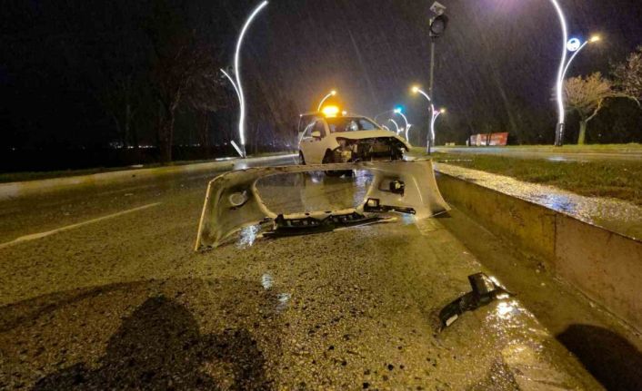 Su birikintisi kazaya sebep oldu: Otomobil önce direğe sonra kaldırıma çarptı