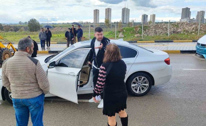 Tapulu arazilerine yol yapılan vatandaşlar, yolu kapatınca bir kişi silah gösterip geçti