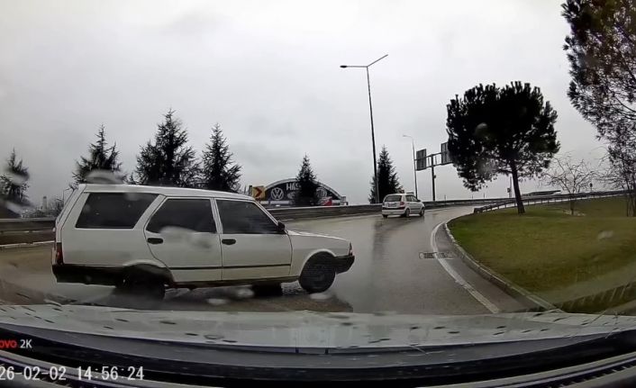 Tofaş marka otomobil yağmurda böyle spin attı