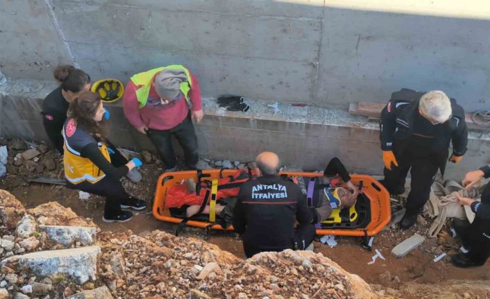Toprak zemin kaydı, 3 metreden düşüp yaralanan inşaat işçisini ekipler kurtardı