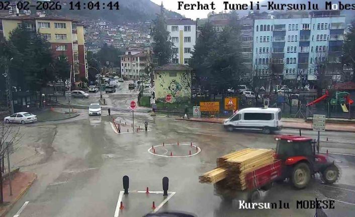 Traktörün devrilen römorkundaki keresteler yola dağıldı: O anlar kamerada