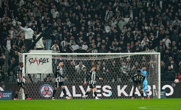 Trendyol Süper Lig: Beşiktaş: 1 - Corendon Alanyaspor: 2 (İlk yarı)