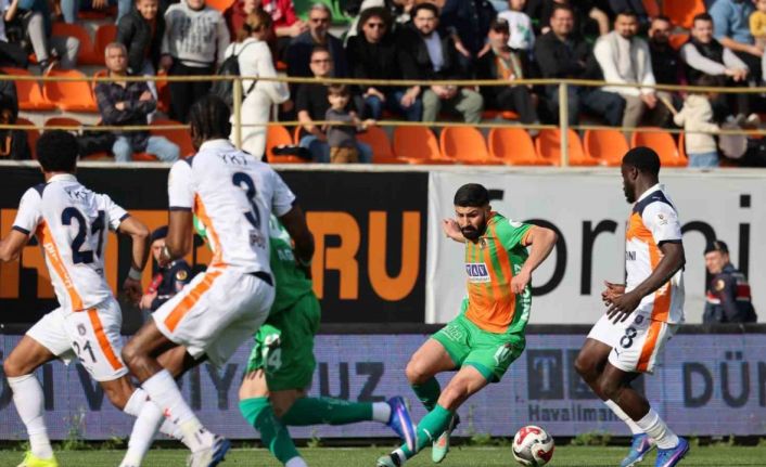 Trendyol Süper Lig: Corendon Alanyaspor: 0 - RAMS Başakşehir: 2 (İlk yarı)
