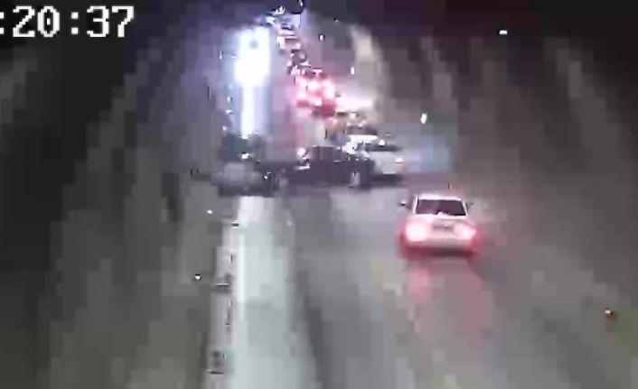 Tünelde otomobiller kafa kafaya çarpıştı, 1 kişi yaralandı: Feci kaza kamerada