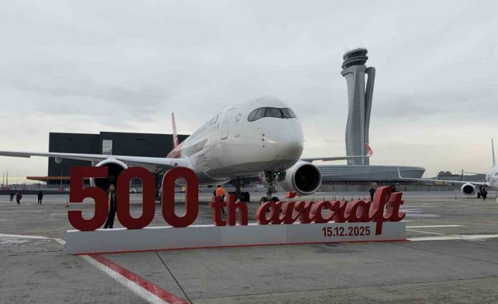 Türk Hava Yolları 100 bin çalışanının fotoğrafıyla giydirdiği 500. uçağını tanıttı