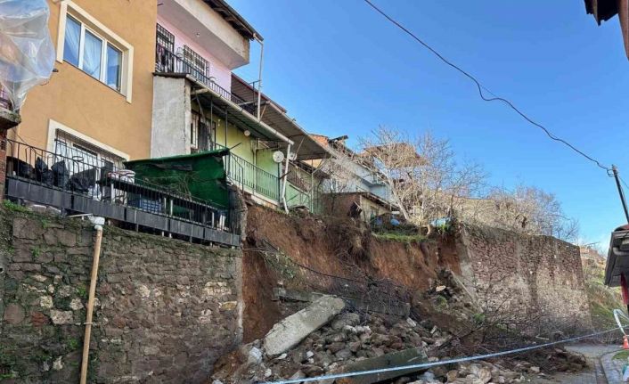 Uşak’ta yağış sonrası istinat duvarı çöktü, toprak kayması yaşandı: 3 ev tahliye edildi