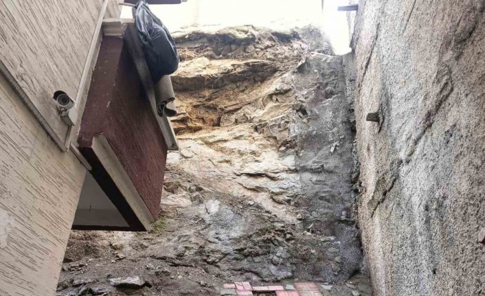 Üzerine gecekondular inşa edilen kayalıklardan düşen parçalar iki binanın mühürlenmesine neden oldu