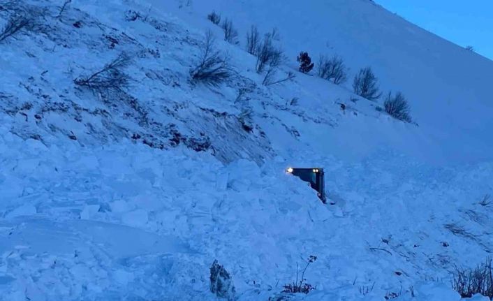 Vali Ergün: "Arama kurtarma çalışmaları durmadı, çığ riski sebebiyle ara verildi"