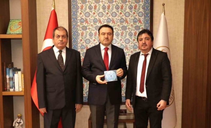 Vali Işın ve Tuğgeneral Baş’a ’Kütahyaspor 60. yıl albümü’ takdim edildi