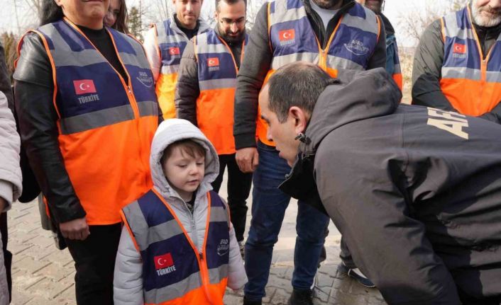 Vali Taşolar, minik AFAD gönüllüsü Poyraz Ege ile bir araya geldi