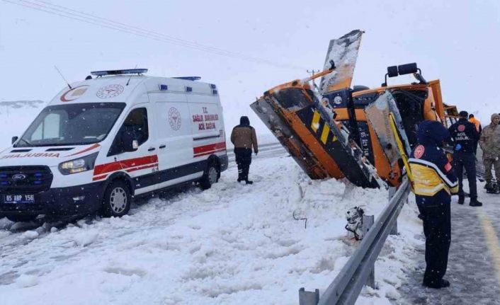 Van’da Karayollarına ait iş makinesi kaza yaptı: 1 ölü, 1 ağır yaralı