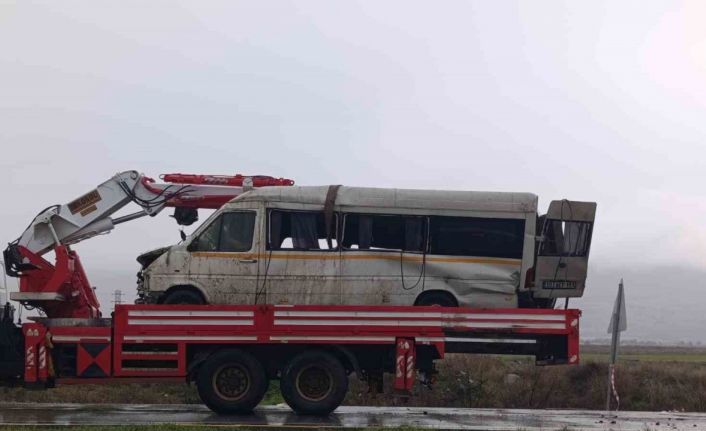 Yağış sonrası kayganlaşan yolda taklalar atan transit hurdaya döndü: 2 yaralı