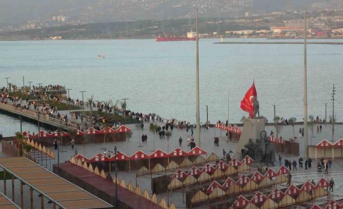 Yağışlı havanın son bulmasını fırsat bilen vatandaşlar İskenderun Sahili’ne akın etti