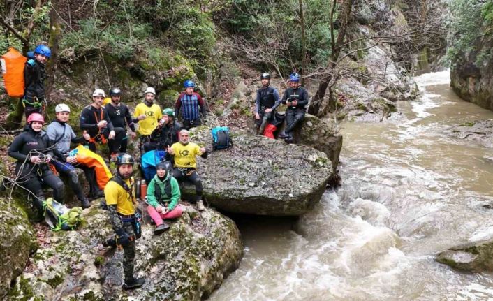 Yağmur ve kar sularıyla coşan kanyonu geçen sporcu böyle konuştu