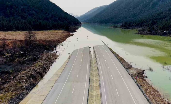 Yağmur ve sel sularının kapattığı Antalya-Konya Kara yolunda sular henüz çekilmedi