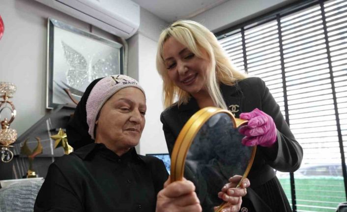 Yakınlarını kanserden kaybetti, kanser hastalarına kaş ve kalıcı makyajla moral oldu