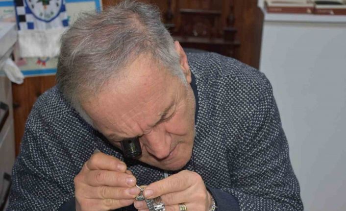 Yarım asırlık saat ustası çırak bulamadığı mesleğini eşiyle ayakta tutuyor