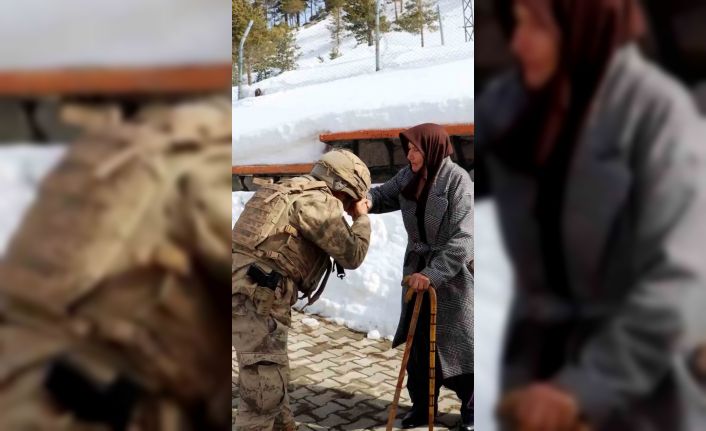 Yaşlı kadın elleriyle ördüğü çorapları iki yıldır Mehmetçiğe gönderiyor