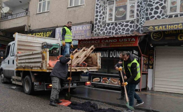 Yoğun kar, don ve tuzlama sonrası bozulan yollarda onarım çalışması başlatıldı