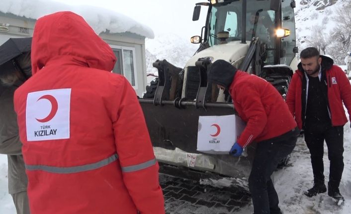 Yolda kalan Kızılay ekibi hasta yatağını kepçeyle ulaştırdı