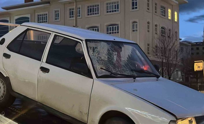 Yolun karşısına geçerken otomobilin çarptığı kadın ağır yaralandı: Kaza anı kamerda