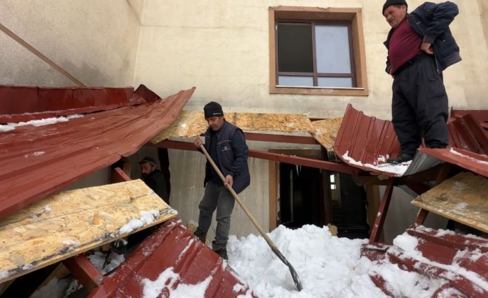 Yüksekova’da kar esareti: Çatıdan düşen kar kütlesi iş yerlerine hasar verdi