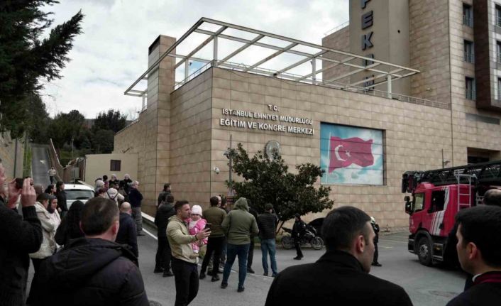 Zeytinburnu’nda bulunan polisevinin çatısında bilinmeyen bir nedenle yangın çıktı. Olay yerine çok sayıda itfaiye ekibi sevk edildi, ekiplerin söndürme çalışması sürüyor.