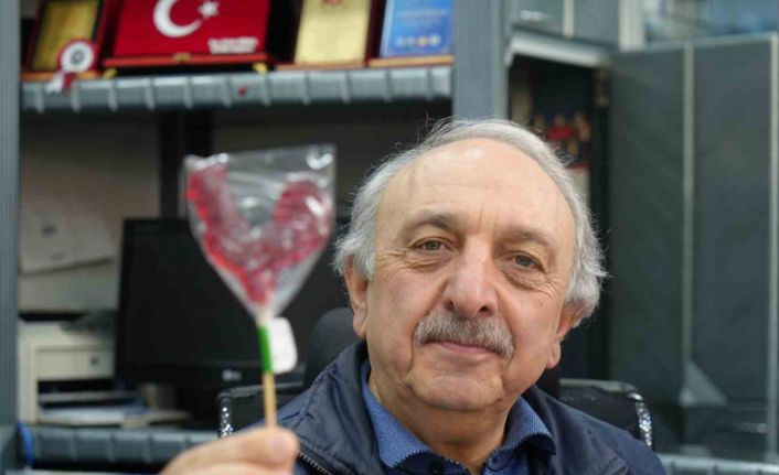 10 yıldır her Ramazan’da iftarlık olarak horoz şekeri dağıtıyor