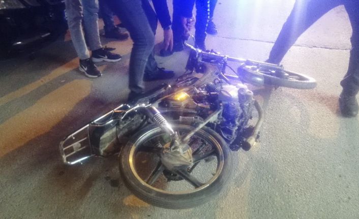 14 yaşındaki motosiklet sürücüsünün akrobasi tutkusu kazaya neden oldu: 2 yaralı