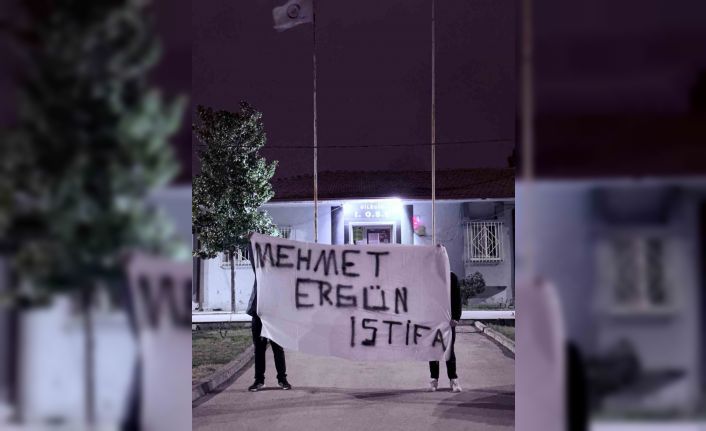 1969 Bilecikspor Kulübü Başkanı Mehmet Ergün’ün iş yerinin duvarına ’Yönetim İstifa’ yazısı astılar