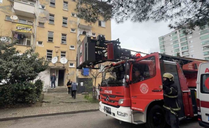 3 yaşındaki çocuğun yaktığı battaniye yangına yol açtı: 3 kişi dumandan etkilendi