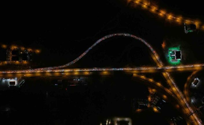 43 ilin geçiş noktasında tatilcilerin dönüş yolculuğu sürüyor: Araç kuyruğu 40 kilometreyi aştı