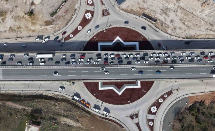 43 ilin geçiş noktasında yoğun trafik: Kilometrelerce araç kuyruğu havadan görüntülendi