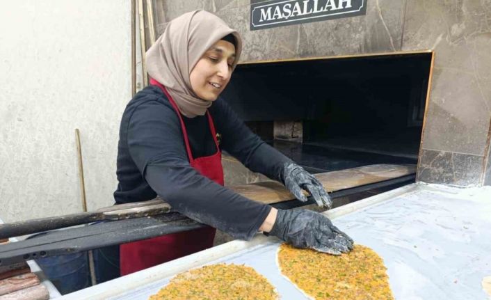4 çocuk annesini gören şaşırıyor: Elinde küreği lahmacun ustalığı yapıyor