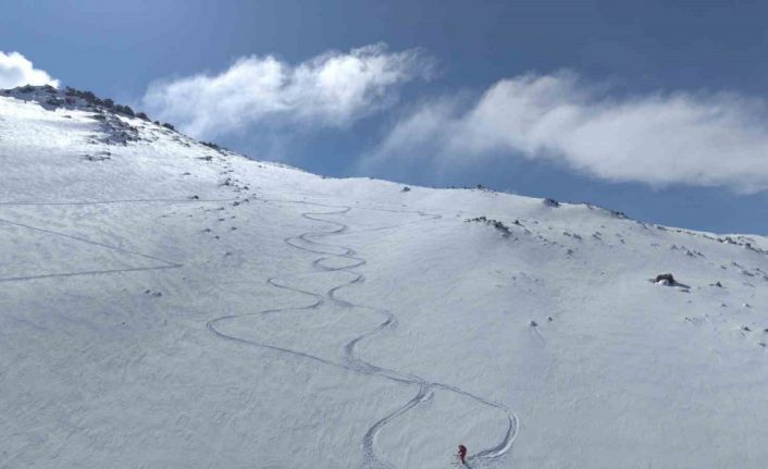 Ağrı Dağı’ndan kayan kayakseverler, Ağrı Dağı’nın Iğdır tarafına kayak merkezi yapılması çağrısında bulundu