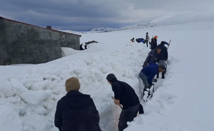Ağrı’da köylüler sel riskine karşı karı kürekle yararak su yolu açtı