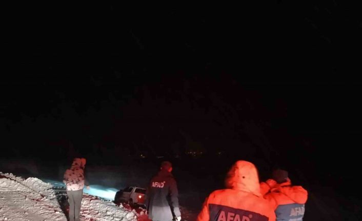 Ağrı’da tipi nedeniyle şarampole kayan araçtaki 2’si çocuk 4 kişi kurtarıldı