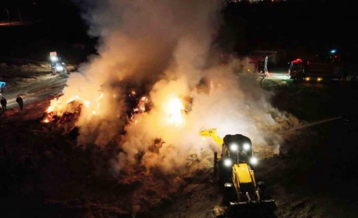 Aksaray’da tonlarca saman balyası alev alev yandı: o anlar dron kamerasında