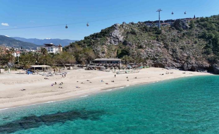 Alanya’da mart ayı ortasında yaz görüntüleri: Hava sıcaklığı 20 dereceye çıkınca deniz ve güneşin tadını çıkardılar
