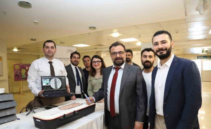 Algoloji uzmanları İzmir’de buluştu; ağrı pili uygulamasını akıllı gözlükle anlık olarak izledi