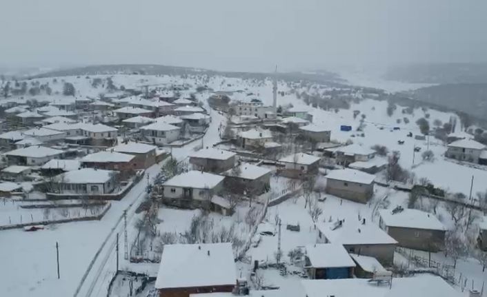 Amasya’ya Mart ayında kış geri döndü, Alan köyünde karlı yol greyderle açıldı