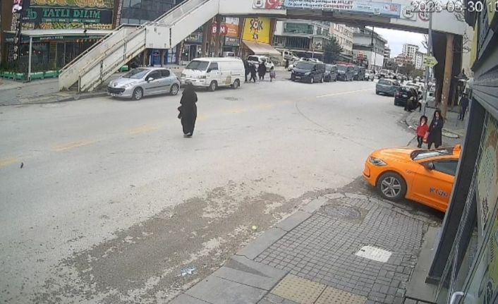 Ankara’da yolun karşısına geçmeye çalıştığı sırada otomobil çarpan çocuk ağır yaralandı