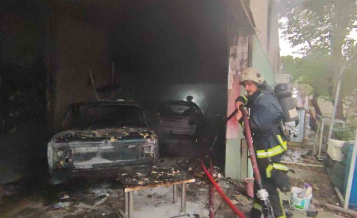 Antalya’da oto boyama atölyesindeki yangında iki iş yeri zarar gördü