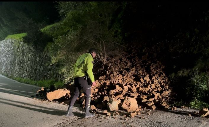 Araç kazayı kıl payı böyle atlattı, heyelanla düşen kayalar yola savruldu