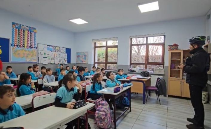 Arama kurtarma köpeği Tipo, öğrencilerin gözdesi oldu