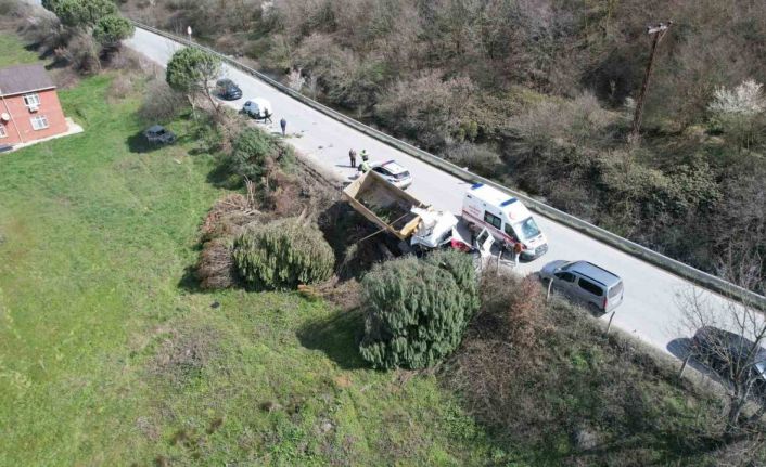 Arnavutköy’de hafriyat kamyonu çayırlık alana uçtu, ağaçların devrildiği alan havadan görüntülendi