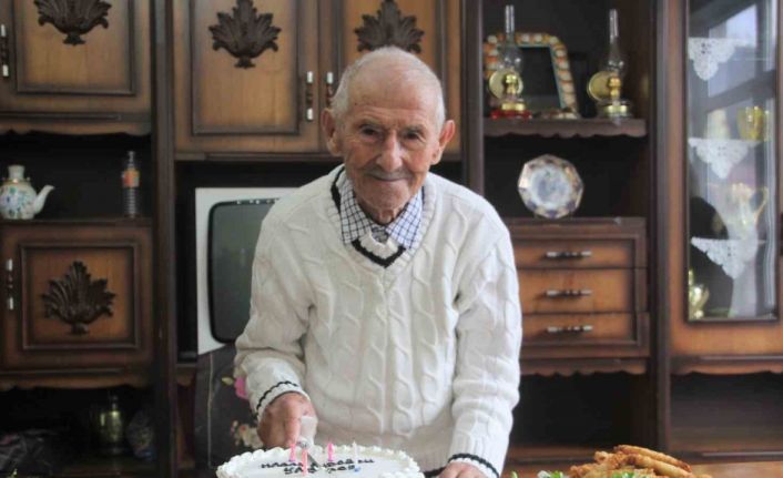 Asırlık dede, 102’nci yaşını pasta keserek karşıladı: "Sıhhatim gençlik gibi devam ediyor"
