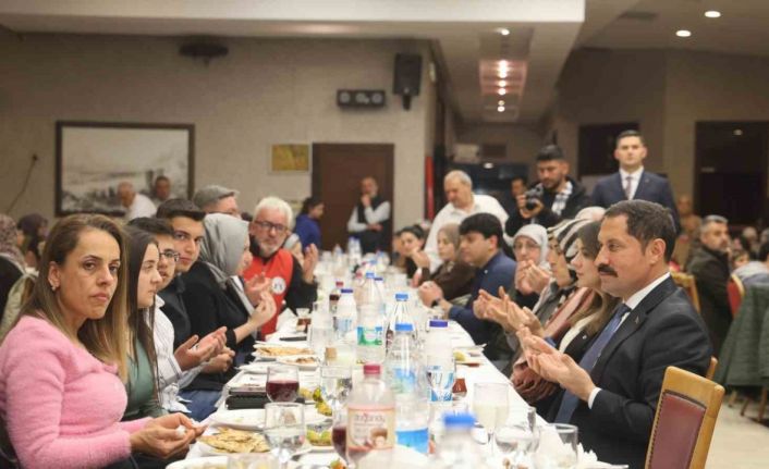 Asrın felaketinde öksüz ve yetim kalan çocuklar iftar sofrasında bir araya geldi