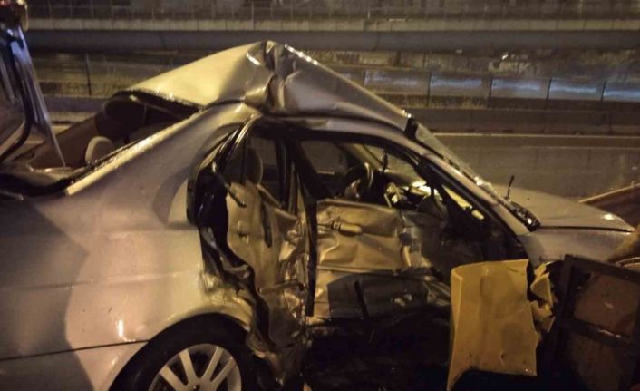 Ataşehir’de kontrolden çıkan otomobil bariyerlere ok gibi saplandı: 1 Ağır yaralı