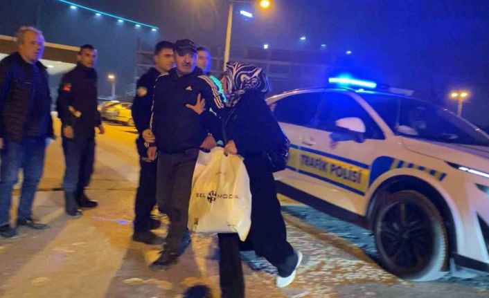 Babası kaputun üstünde oturup polise direndi… Yüksek sesle seyreden sürücünün aracı trafikten men edildi